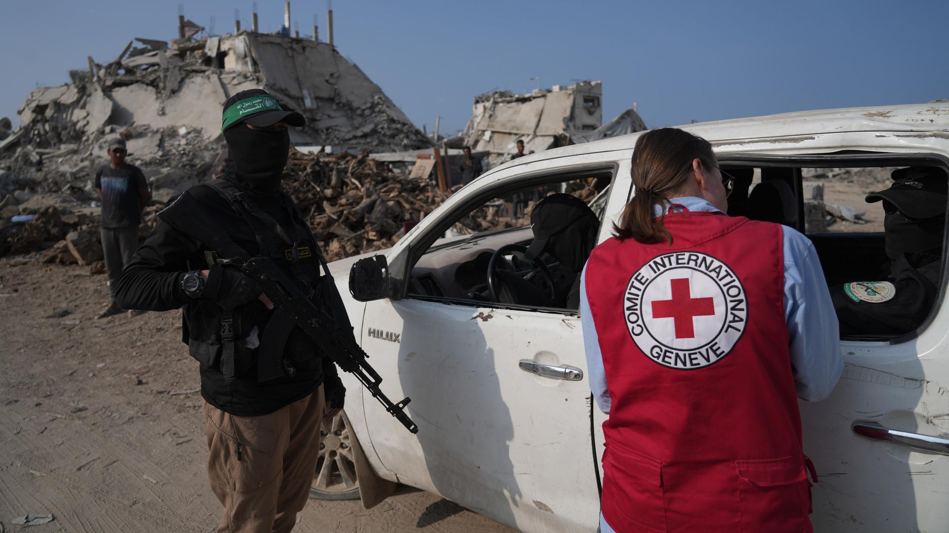 Hamas-Kämpfer werden von Mitgliedern des Internationalen Komitees vom Roten Kreuz (IKRK) begleitet. 