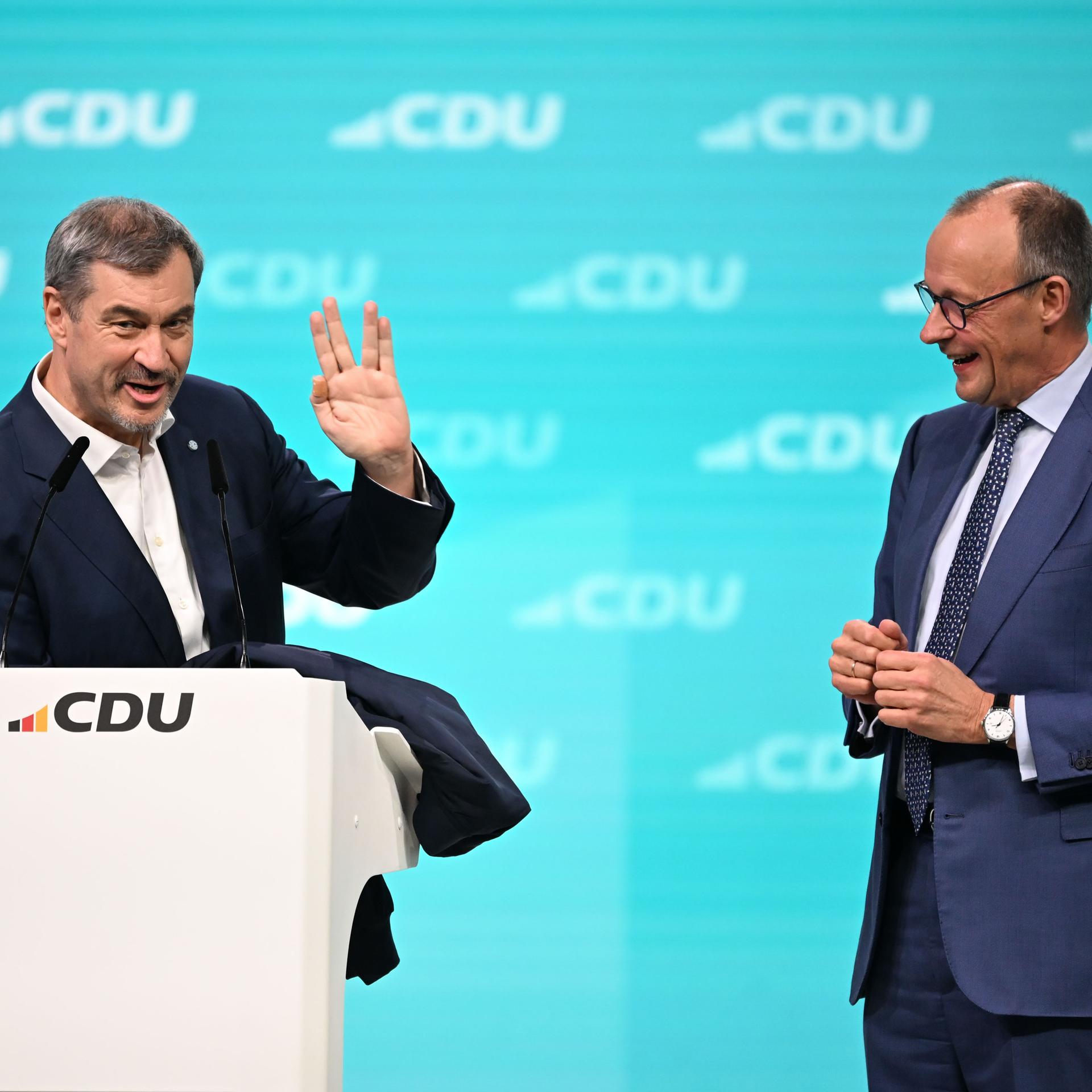 Der CSU-Vorsitzende und Ministerpräsident von Bayern, Markus Söder und CDU-Chef und Bundeskanzler Friedrich Merz stehen beim CDU-Bundesparteitag auf der Bühne.