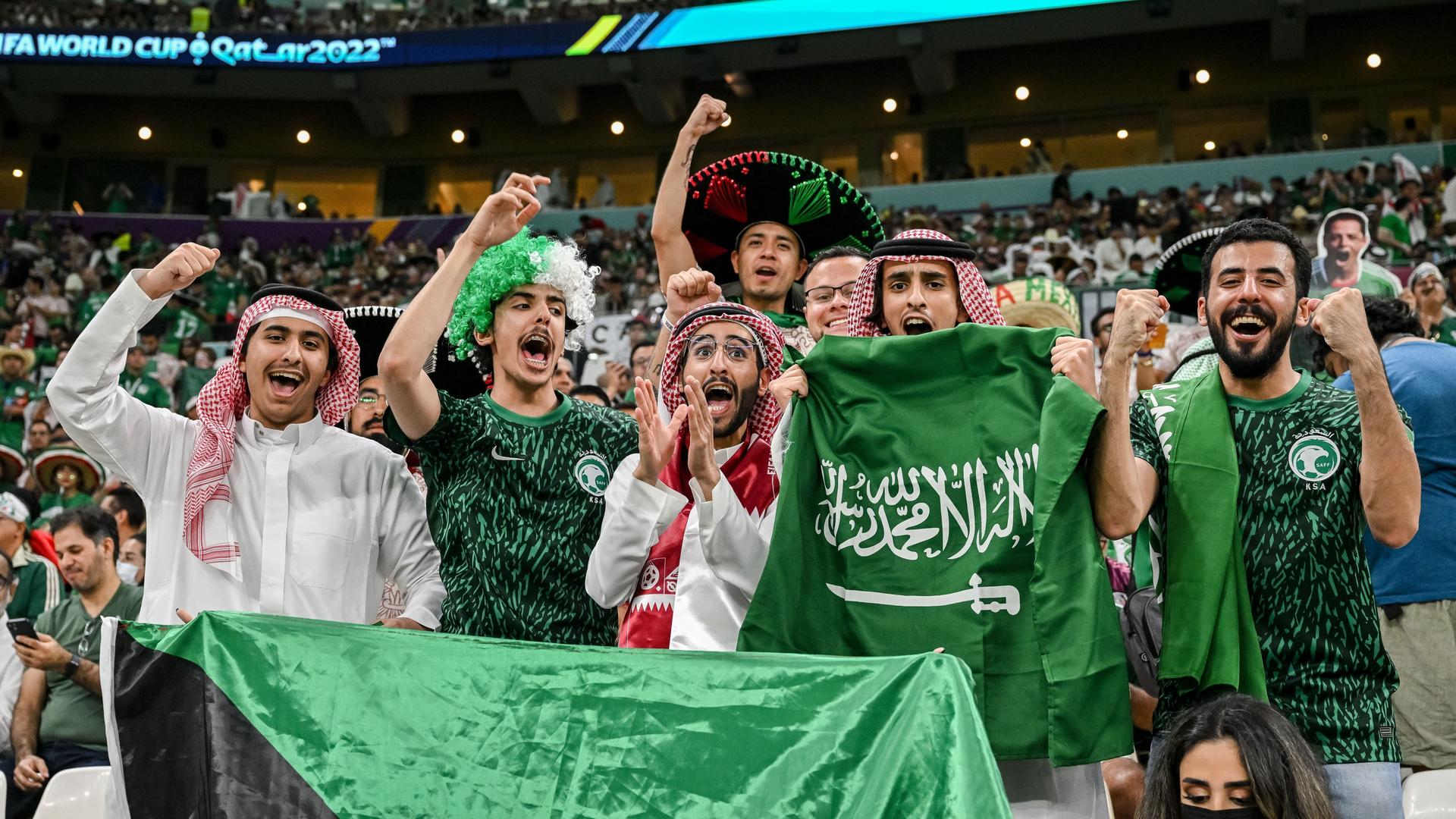 Saudische Fans jubeln während eines Spiels ihrer Mannschaft bei der WM 2022 in Katar. 