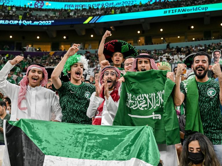 Saudische Fans jubeln während eines Spiels ihrer Mannschaft bei der WM 2022 in Katar. 