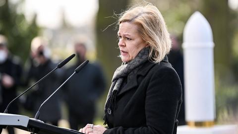 Die Bundesinnenministerin Nancy Faeser bei der Gedenkfeier auf dem Hauptfriedhof zwei Jahre nach dem rassistischen Anschlag in Hanau. 
