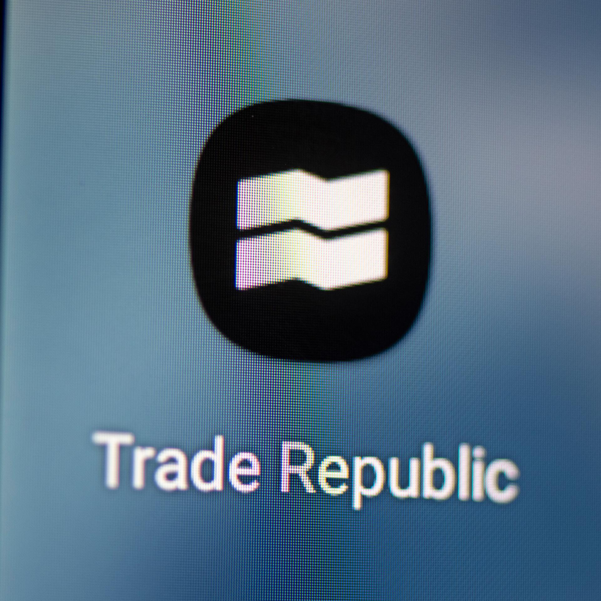 Auf dem Bildschirm eines Smartphones sieht man das Logo der App Trade Republic.