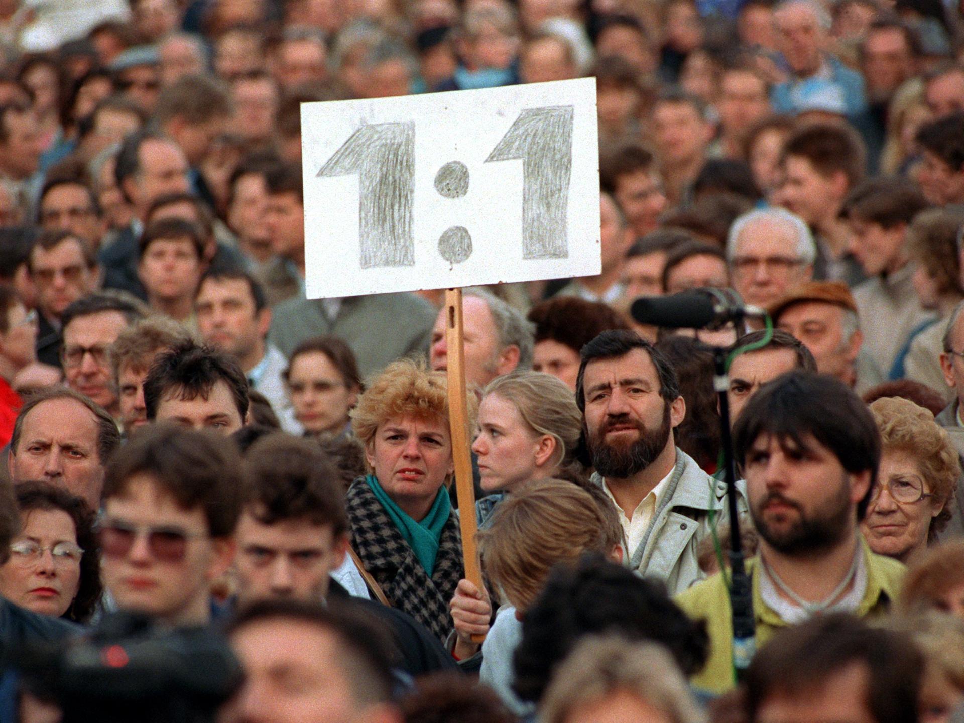 Demonstration am 5.4.1990 in Ostberlin, auf dem ein Umtauschkurs von 1:1 gefordert wurde bei Einführung der D-Mark in der DDR.