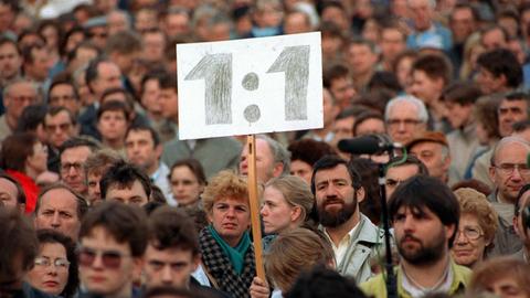 Demonstration am 5.4.1990 in Ostberlin, auf dem ein Umtauschkurs von 1:1 gefordert wurde bei Einführung der D-Mark in der DDR.
