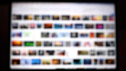 Thumbnails auf einer Seite der Suchmaschine von Google sind unscharf zu sehen.