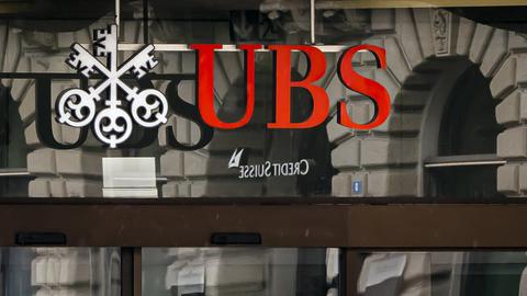 Die Logos der Schweizer Banken Credit Suisse und UBS stehen an Gebäuden auf dem Paradeplatz.
