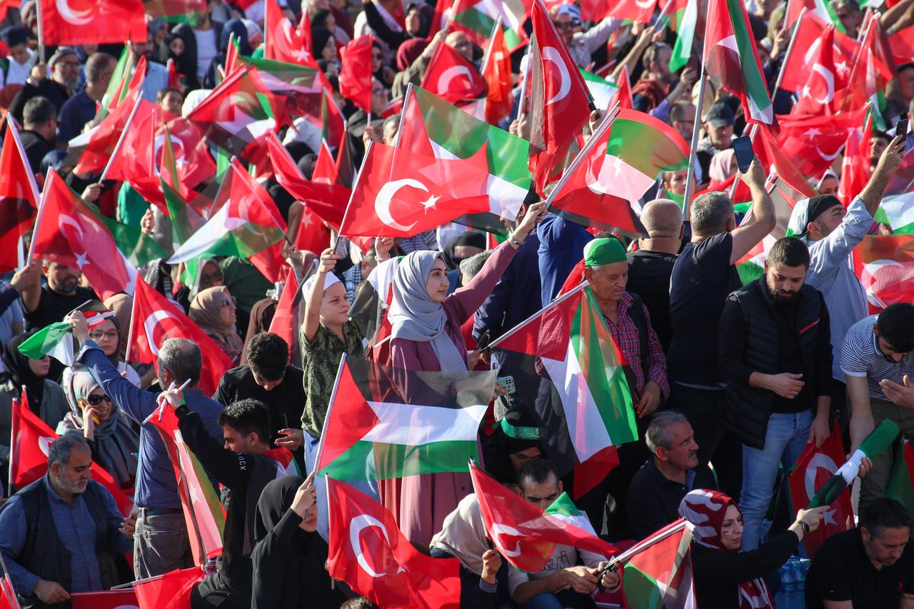 Eine Menschenmenge mit türkischen und palästinensischen Fahnen. 