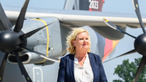 Eva Högl (SPD), Wehrbeauftragte des Deutschen Bundestags, steht vor einem Militär-Flugzeug der Bundeswehr.