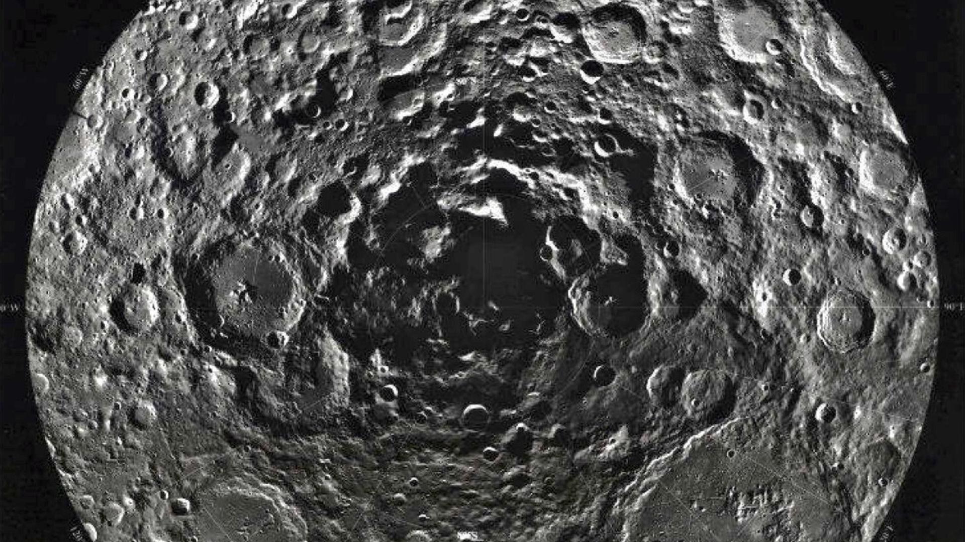 Eine Aufnahme des Mondes mit Kratern.