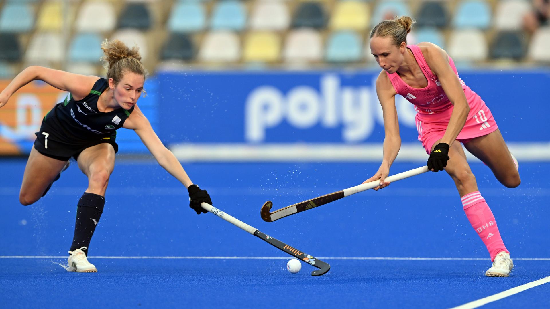Deutschlands Lisa Nolte und Irlands Niamh Carey kämpfen um den Ball. 