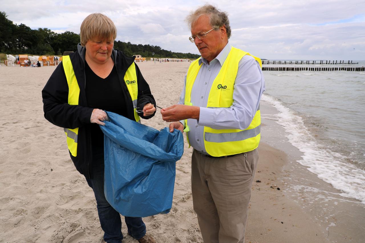 BUND-Aktion gegen Müll am Strand mit Meeresschutzexpertin Nadja Ziebarth