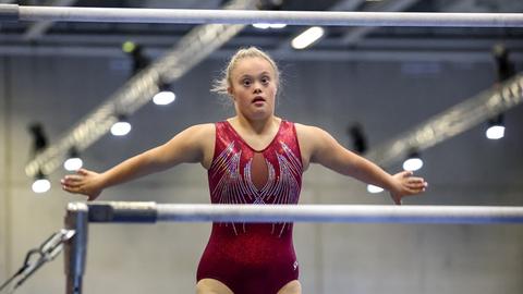 Eine Turnerin tritt am Stufenbarren bei den Turnwettkämpfen der  Special Olympics Summer World Games in Berlin an. 