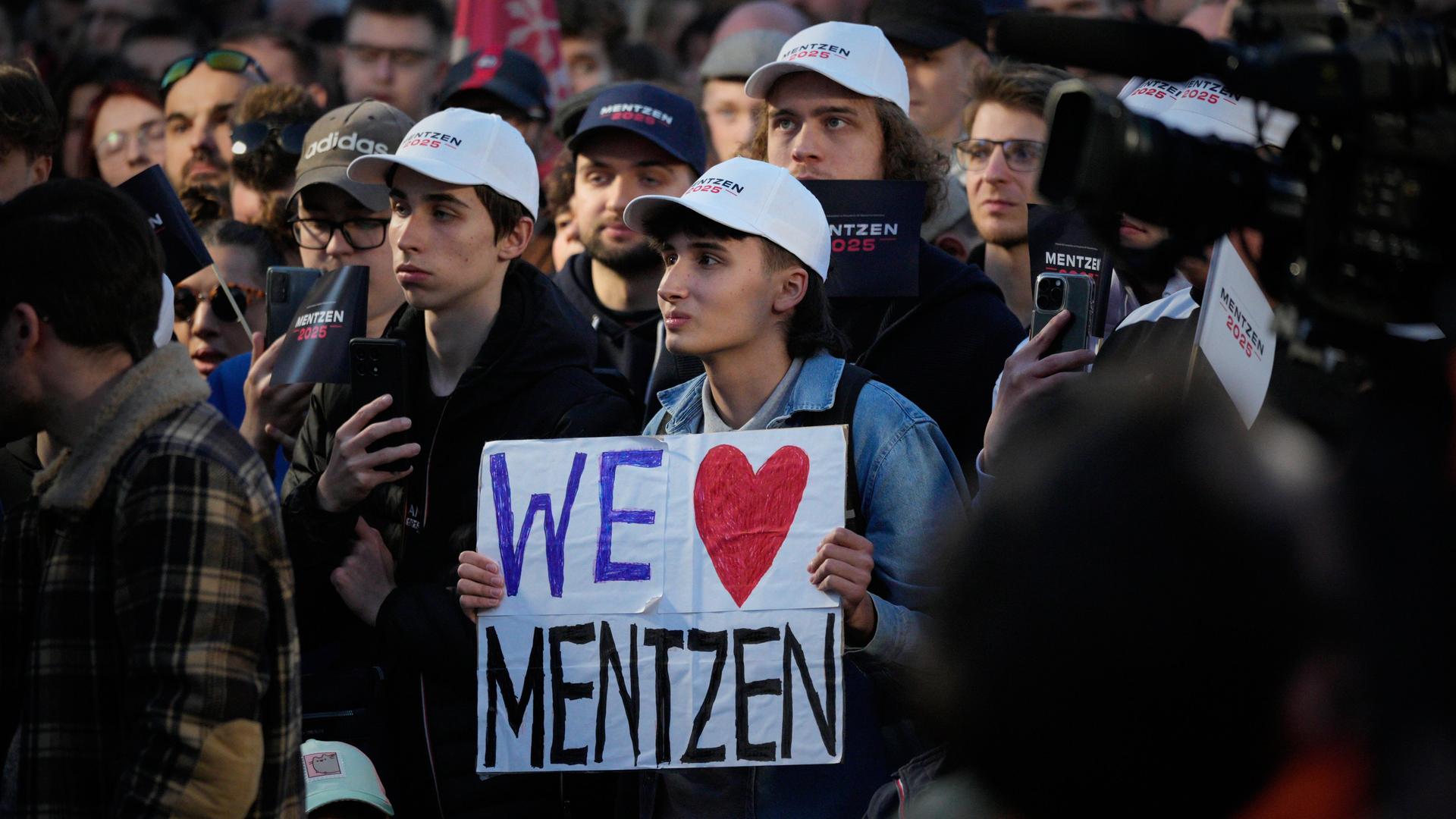 Ein junger Fan hält während einer Wahlkampfkundgebung in Posen ein Schild mit der Aufschrift „Wir lieben Mentzen“. Slawomir Mentzen ist Chef der rechtsextremen und europaskeptischen Partei Konfederacja.
