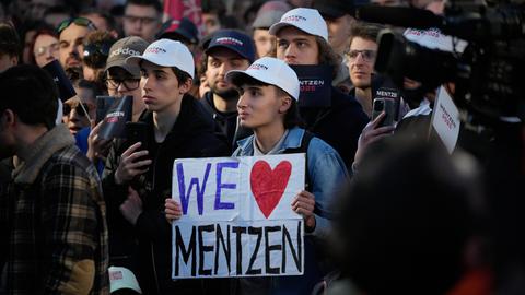 Ein junger Fan hält während einer Wahlkampfkundgebung in Posen ein Schild mit der Aufschrift „Wir lieben Mentzen“. Slawomir Mentzen ist Chef der rechtsextremen und europaskeptischen Partei Konfederacja.
