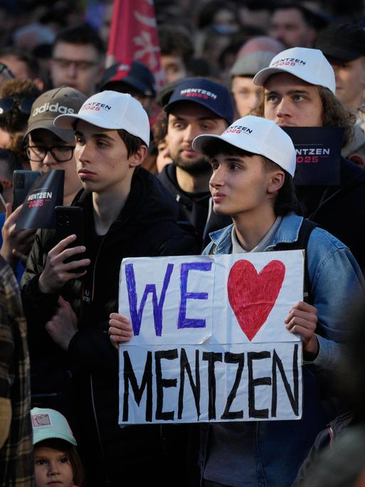 Ein junger Fan hält während einer Wahlkampfkundgebung in Posen ein Schild mit der Aufschrift „Wir lieben Mentzen“. Slawomir Mentzen ist Chef der rechtsextremen und europaskeptischen Partei Konfederacja.
