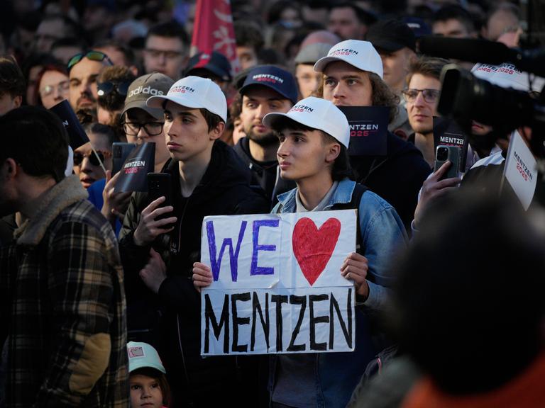 Ein junger Fan hält während einer Wahlkampfkundgebung in Posen ein Schild mit der Aufschrift „Wir lieben Mentzen“. Slawomir Mentzen ist Chef der rechtsextremen und europaskeptischen Partei Konfederacja.
