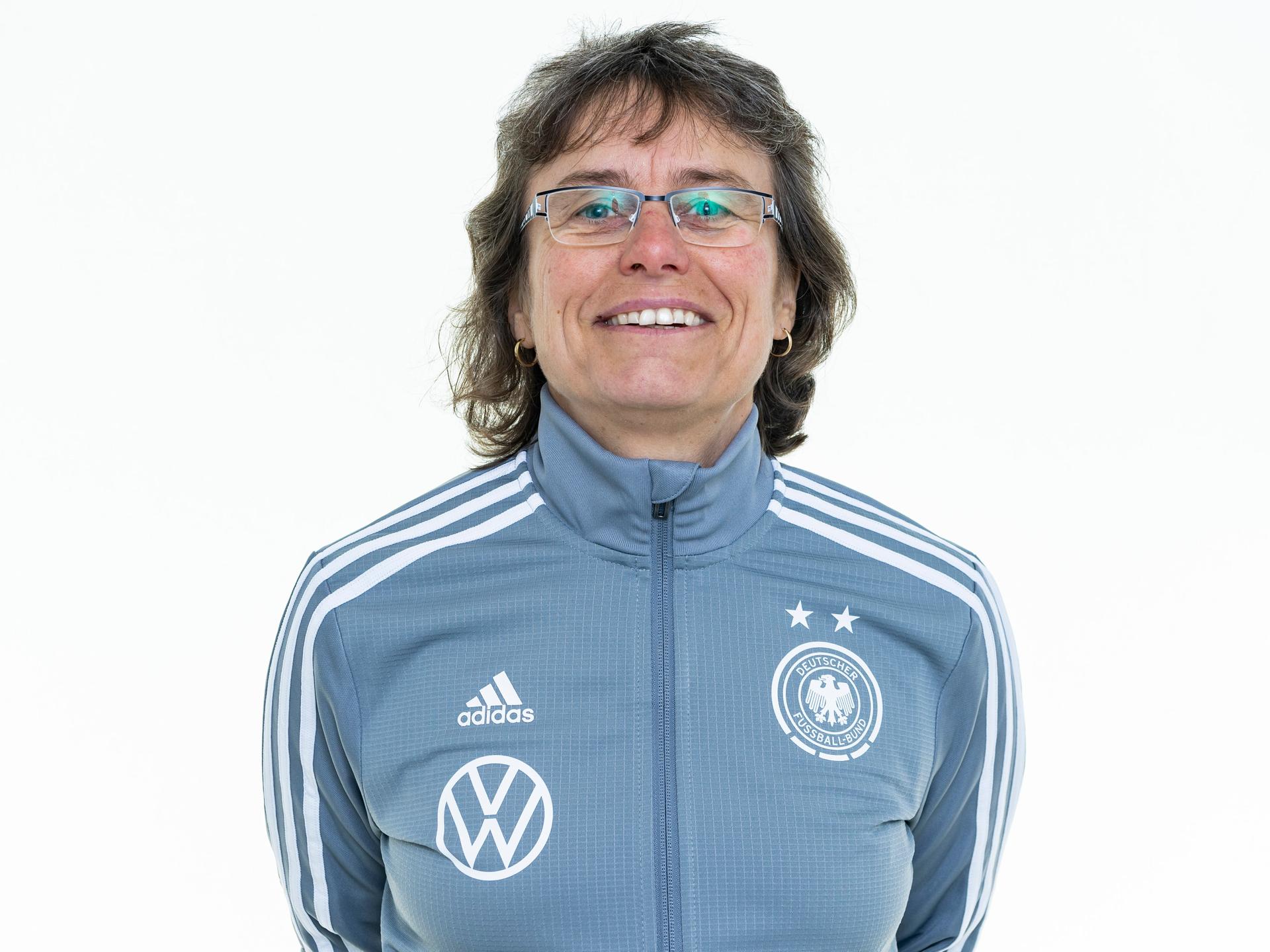 Ulrike Ballweg, damals noch Trainerin der U17-Nationalmannschaft der Frauen posiert am 25. Februar 2019 für die Kamera. Sie steht vor weißem Hintergrund.
