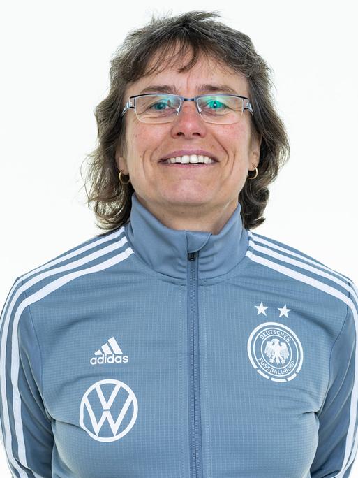 Ulrike Ballweg, damals noch Trainerin der U17-Nationalmannschaft der Frauen posiert am 25. Februar 2019 für die Kamera. Sie steht vor weißem Hintergrund.