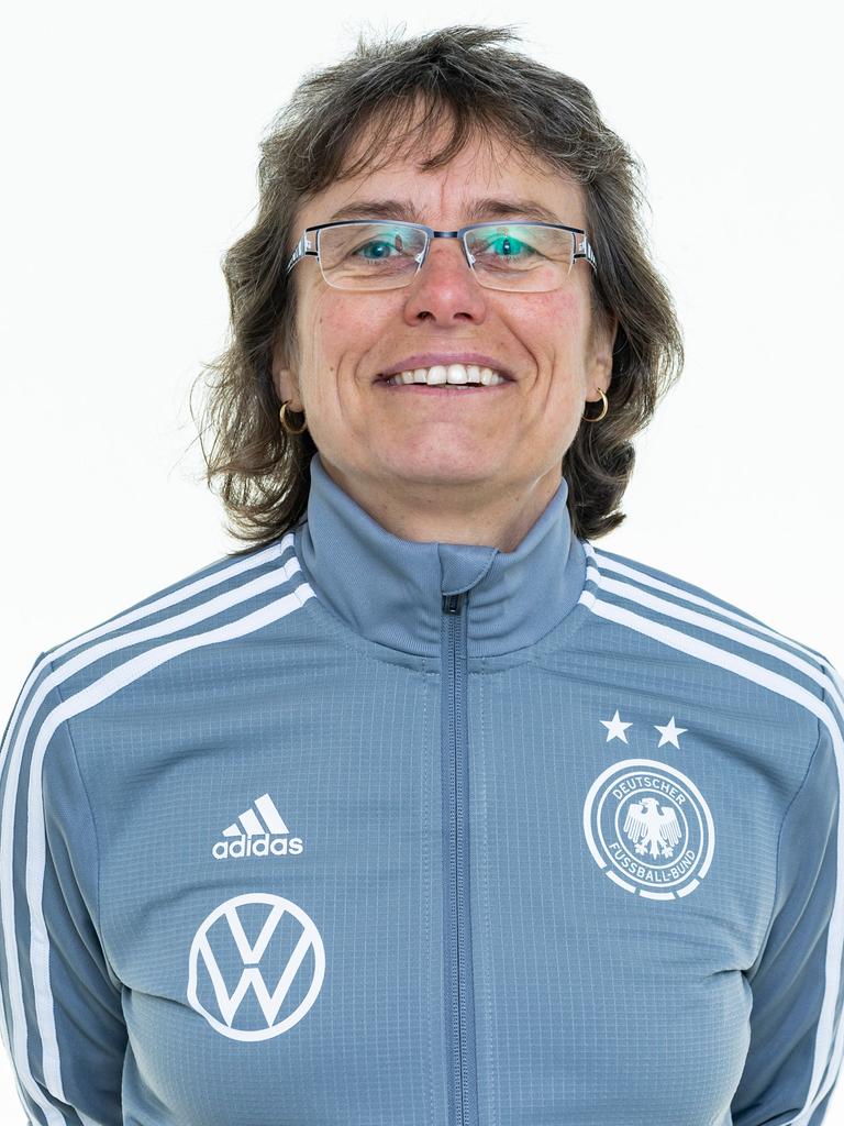 Ulrike Ballweg, damals noch Trainerin der U17-Nationalmannschaft der Frauen posiert am 25. Februar 2019 für die Kamera. Sie steht vor weißem Hintergrund.