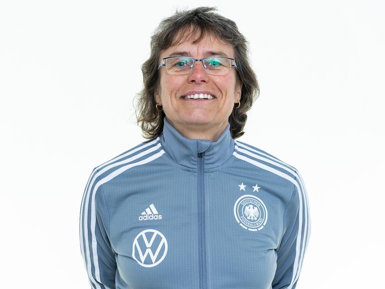 Ulrike Ballweg, damals noch Trainerin der U17-Nationalmannschaft der Frauen posiert am 25. Februar 2019 für die Kamera. Sie steht vor weißem Hintergrund.