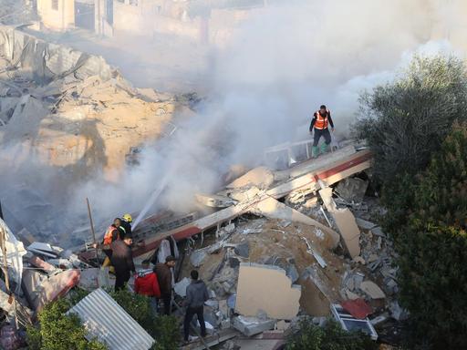 Trümmerhaufen nach Raketenbeschuss in der Stadt Rafah im Gaza-Streifen.