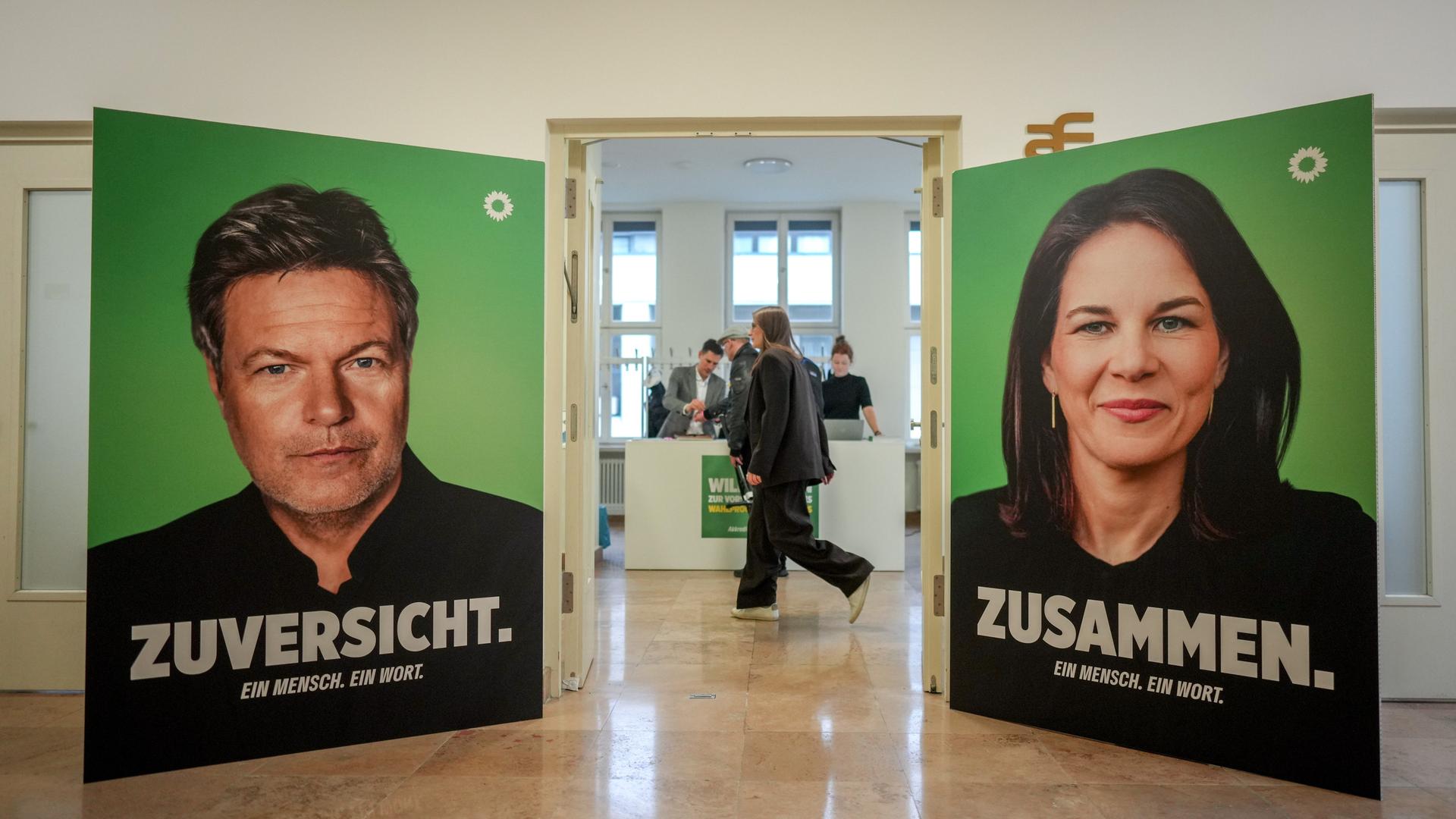 Wahlplakate von Bündnis 90/Die Grünen mit den Porträtfotos von Robert Habeck und Annalena Baerbock stehen bei der Vorstellung des Entwurfs des Wahlprogramms zur Bundestagswahl 2025 am Eingang zur Veranstaltung.