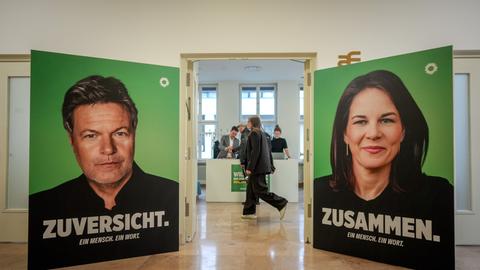 Wahlplakate von Bündnis 90/Die Grünen mit den Porträtfotos von Robert Habeck und Annalena Baerbock stehen bei der Vorstellung des Entwurfs des Wahlprogramms zur Bundestagswahl 2025 am Eingang zur Veranstaltung.