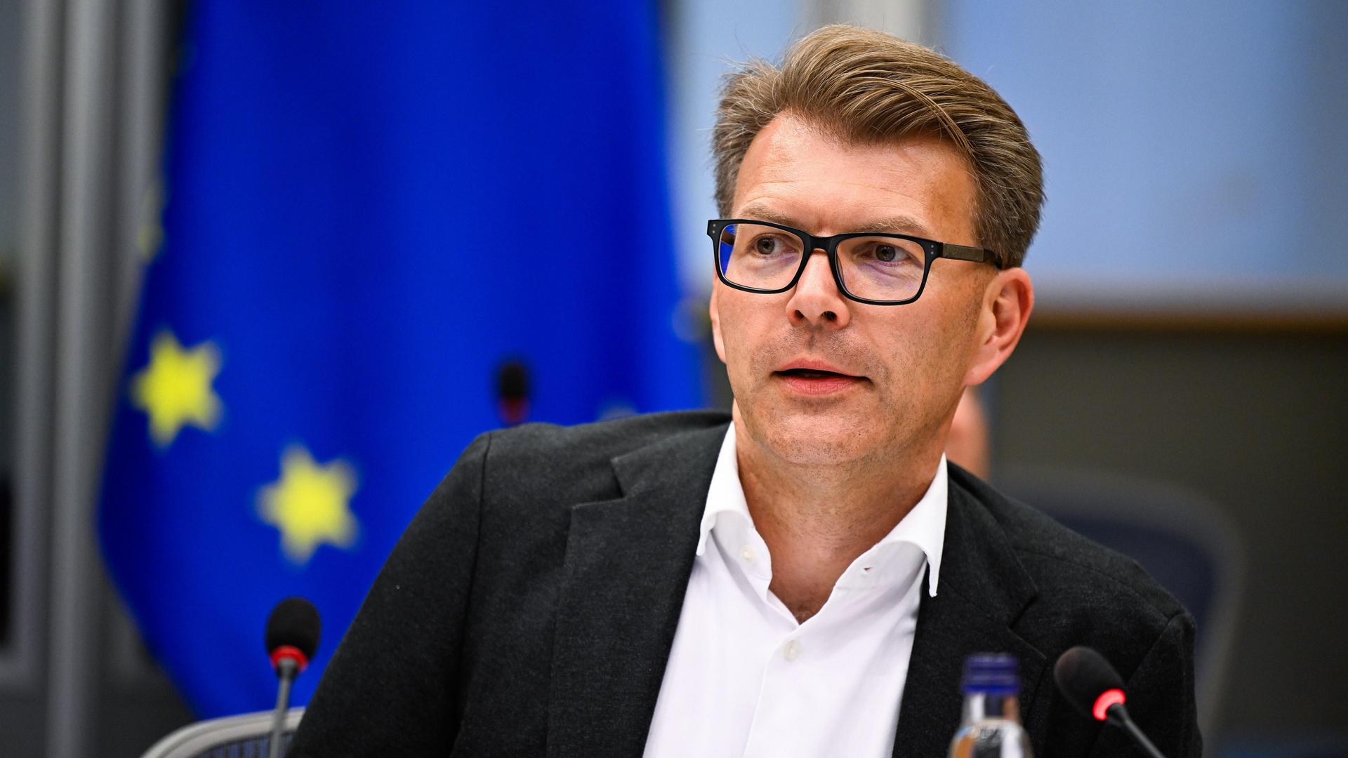 Daniel Caspary in Brüssel, im Hintergrund eine EU-Flagge