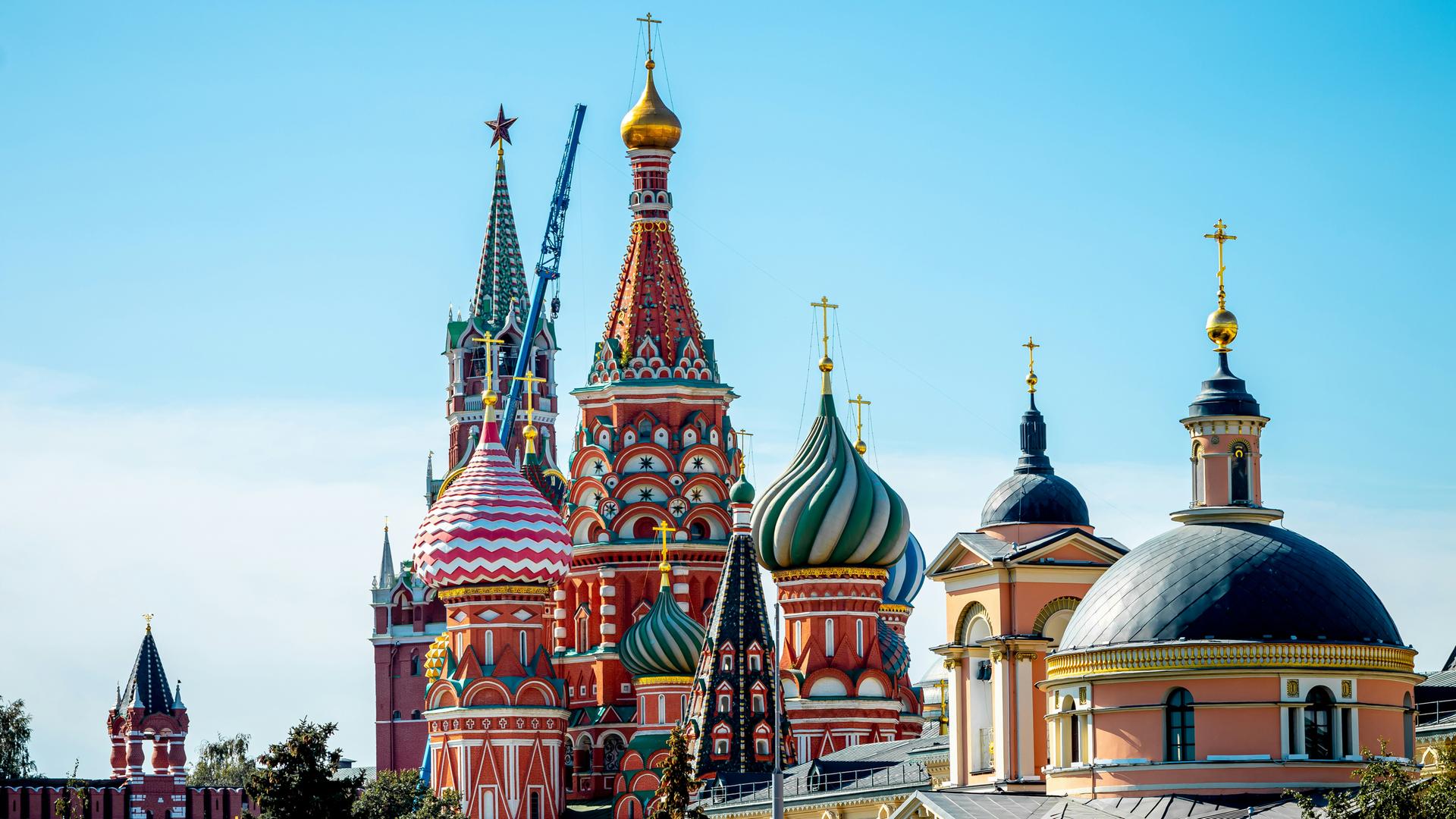 Die bunten Zwiebeltürme der Basilius Kathedrale auf dem Roten Platz in Moskau 