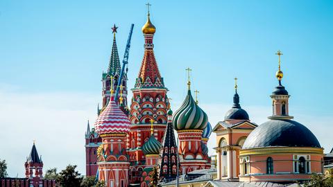 Die bunten Zwiebeltürme der Basilius Kathedrale auf dem Roten Platz in Moskau 