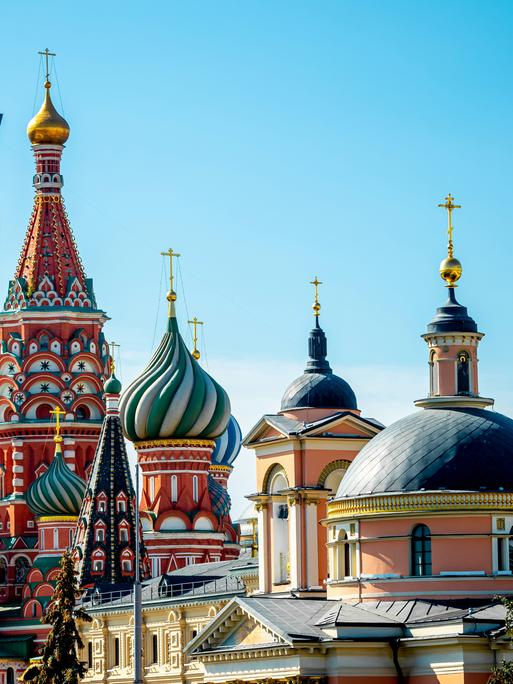 Die bunten Zwiebeltürme der Basilius Kathedrale auf dem Roten Platz in Moskau 