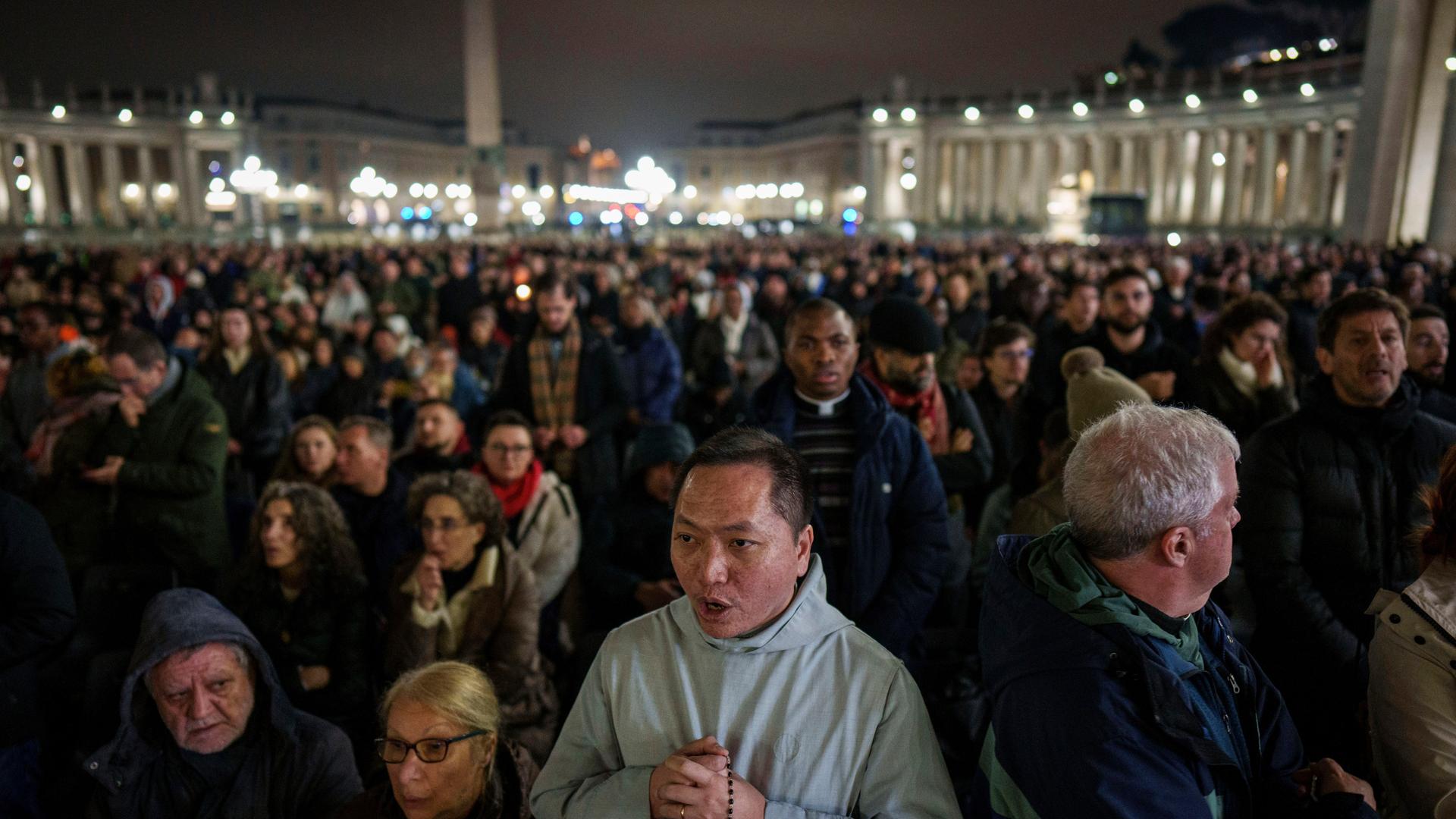 Katholische Gläubige versammeln sich während eines Rosenkranzgebets für Papst Franziskus auf dem Petersplatz. Katholische Gläubige versammeln sich während eines Rosenkranzgebets für Papst Franziskus auf dem Petersplatz.