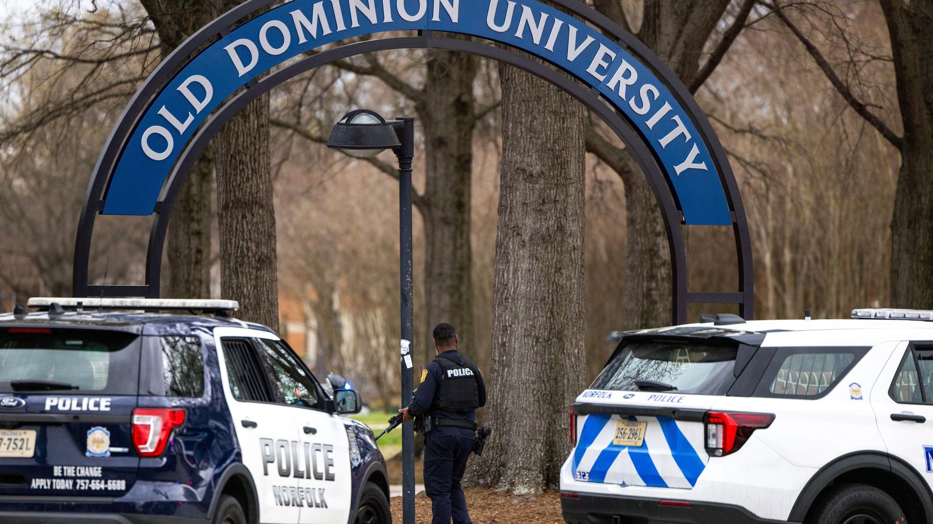 Die Polizei trifft vor dem Campus der Old Dominion University ein, nachdem ein bewaffneter Mann das Feuer eröffnet hat. 