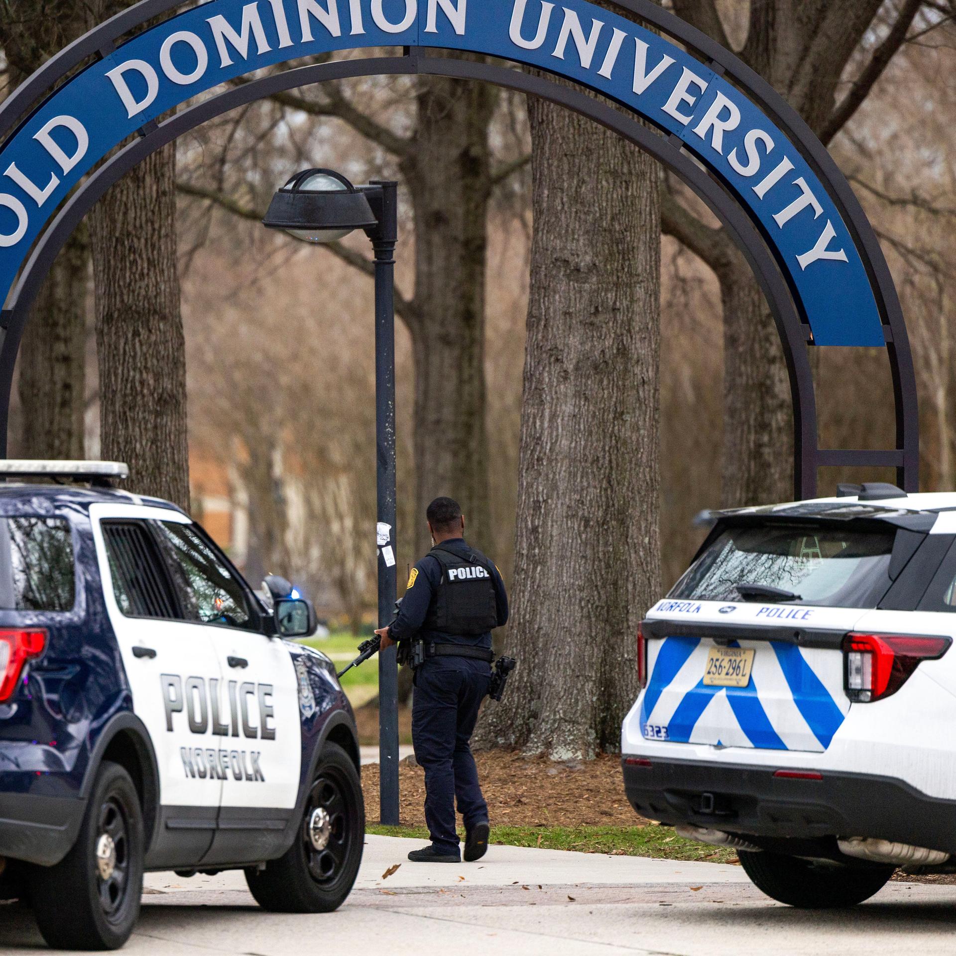 Die Polizei trifft vor dem Campus der Old Dominion University ein, nachdem ein bewaffneter Mann das Feuer eröffnet hat. 