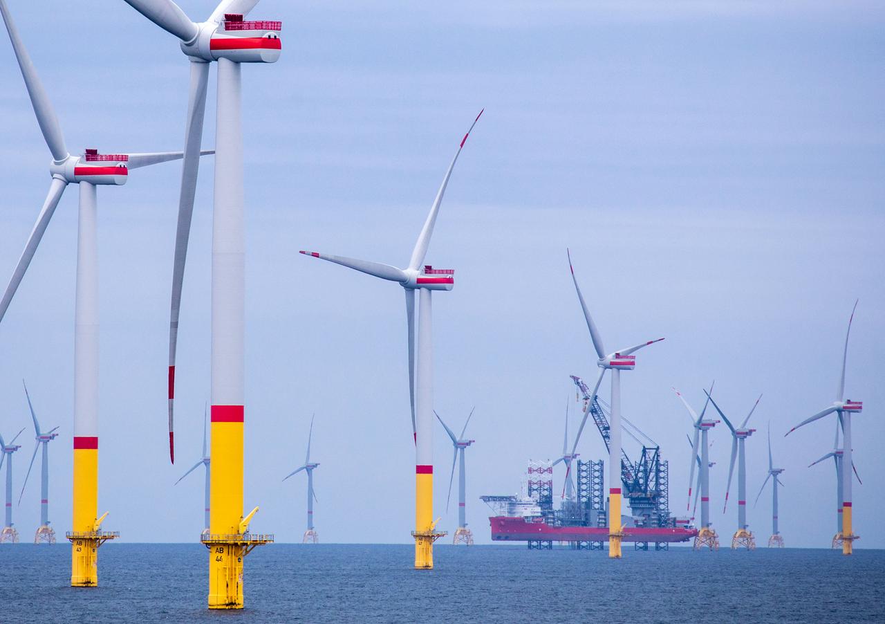 Ein Arbeitsschiff steht auf Stelzen zwischen Windrädern, die in der Ostsee zwischen den Inseln Rügen und Bornholm errichtet wurden - im Vordergrund der Windpark "Arkona" etwa 35 Kilometer nordöstlich von Rügen mit einer Leistung von 385 Megawatt.