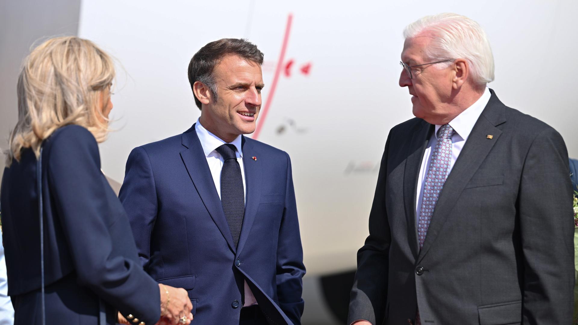 Nordrhein-Westfalen, Greven: Bundespräsident Frank-Walter Steinmeier (r), Emmanuel Macron, Präsident von Frankreich, und Brigitte Macron, Ehefrau des Präsidenten von Frankreich, unterhalten sich auf dem Flughafen Münster/Osnabrück. 