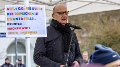 Dietmar Woidke (SPD),  Ministerpräsident des Landes Brandenburg, spricht bei einer Demonstration in seiner Heimatstadt Forst. Im Vordergrund ist ein Schild mit der Aufschrift zu "Die Würde des Menschen ist unantastbar" zu lesen. 