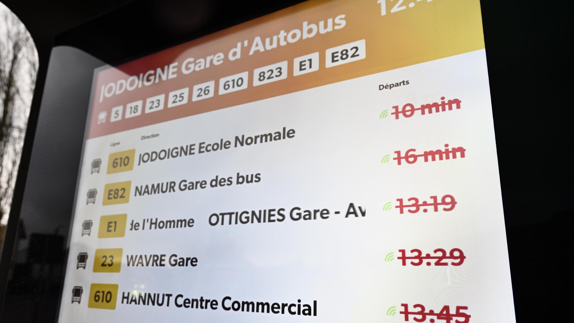 Eine Anzeigetafel mit den ausgefallenen Bussen am TEC-Bahnhof in Jodoigne.