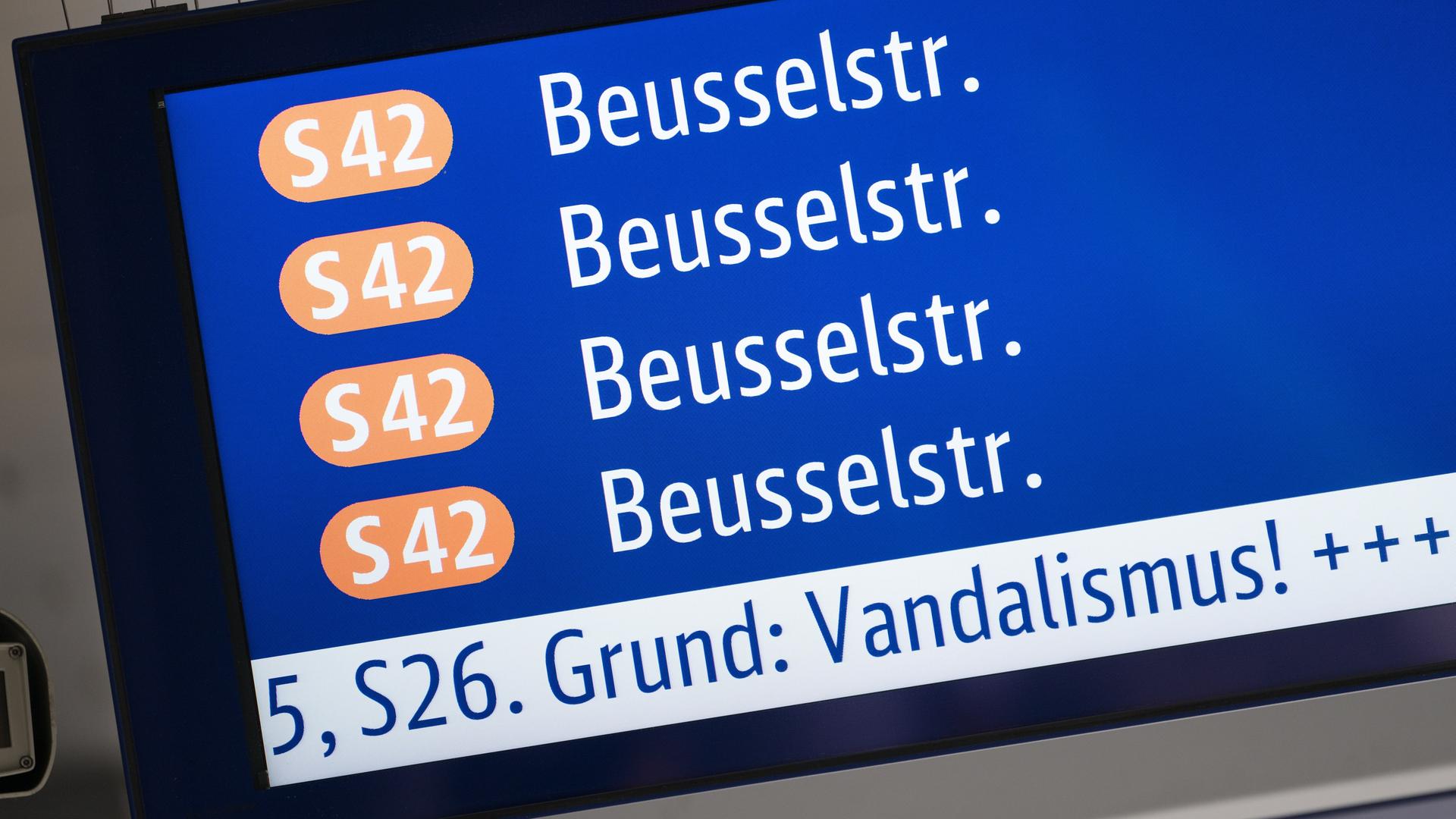 Berlin: Auf einer Anzeigetafel am Bahnhof Gesundbrunnen wird die Strecke der S42 mit Endstation Beusselstraße angezeigt. Darunter steht "Grund: Vandalismus". Berlin: Auf einer Anzeigetafel am Bahnhof Gesundbrunnen wird die Strecke der S42 mit Endstation Beusselstraße angezeigt. Darunter steht "Grund: Vandalismus".