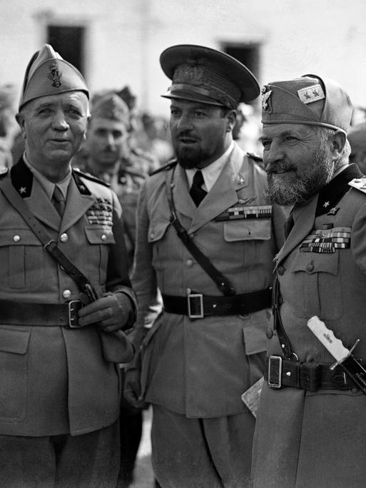 General Attilio Teruzzi (rechts) mit den Marschällen Pietro Badoglio und Itali Balbo, im Jahr 1936 in Irpinia
