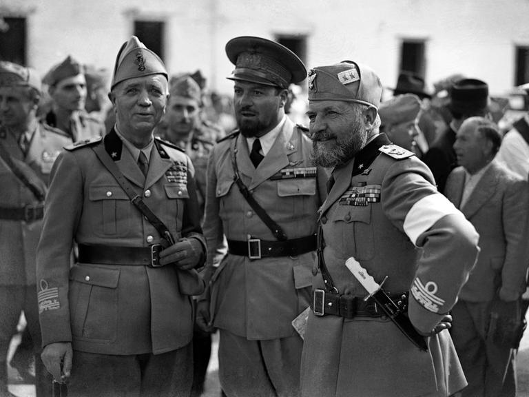General Attilio Teruzzi (rechts) mit den Marschällen Pietro Badoglio und Itali Balbo, im Jahr 1936 in Irpinia