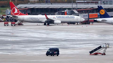 Auf dem Vorfeld des gesperrten Hamburger Flughafens steht eine Maschine der Turkish Airlines. Hinter der Maschine steht das Auto des mutmaßlichen Geiselnehmers.