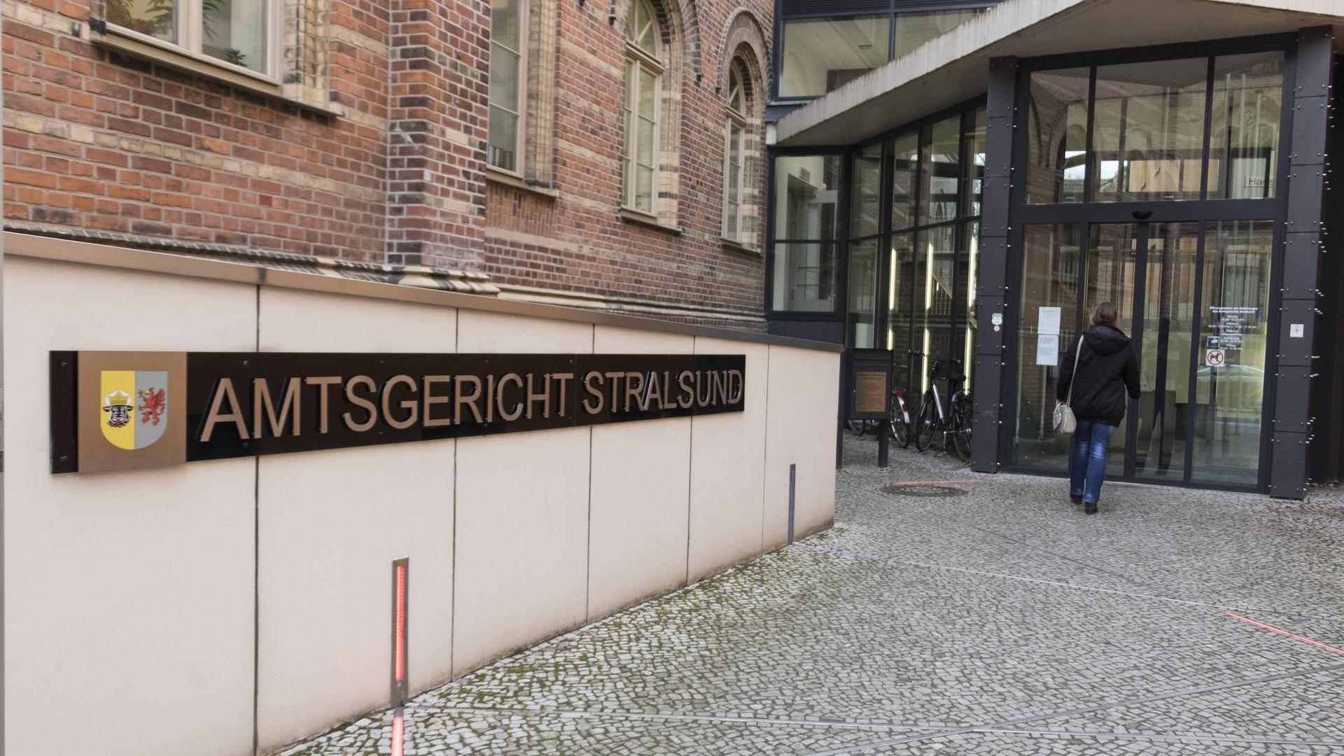 Ein Schild des Amtsgerichts Stralsund vor dem Haupteingang Ein Schild des Amtsgerichts Stralsund vor dem Haupteingang