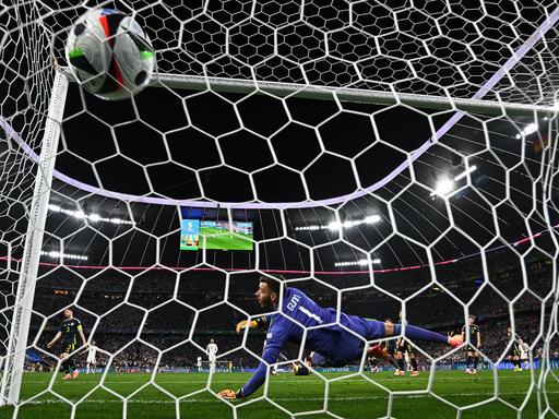 Schottlands Torhüter Angus Gunn kann das Tor zum 4:0 durch Deutschlands Niclas Füllkrug nicht vermeiden