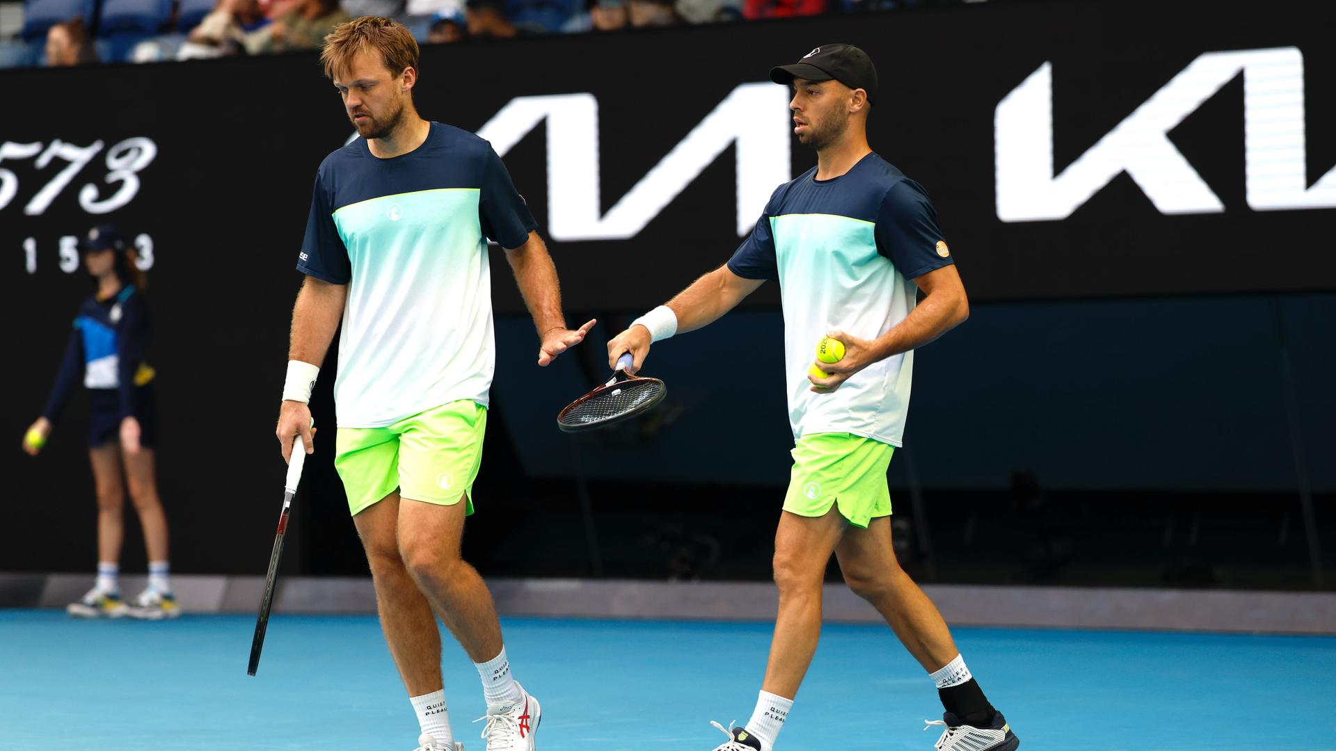 Die deutschen Tennis-Profis Kevin Krawietz (l) und Tim Pütz stehen bei den Australian Open auf dem Platz. 