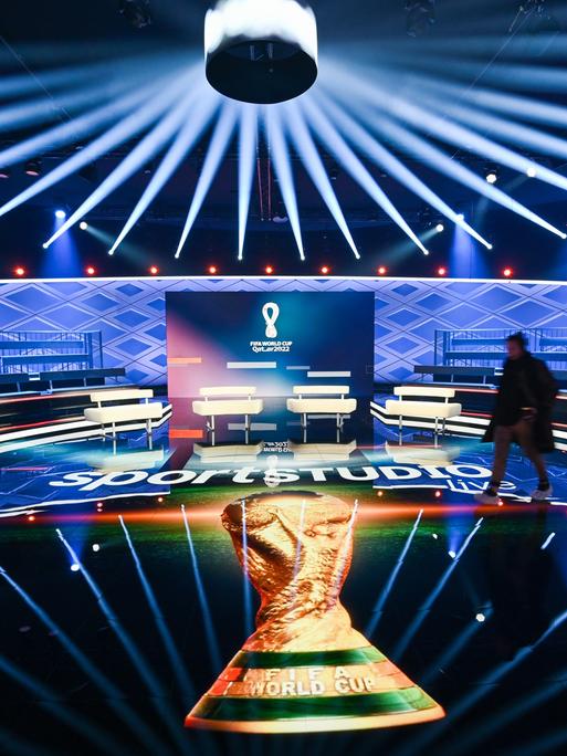 Das ZDF präsentiert das WM-Studio für die Fußball-Weltmeisterschaft in Katar auf dem Gelände des ZDF auf dem Mainzer Lerchenberg.