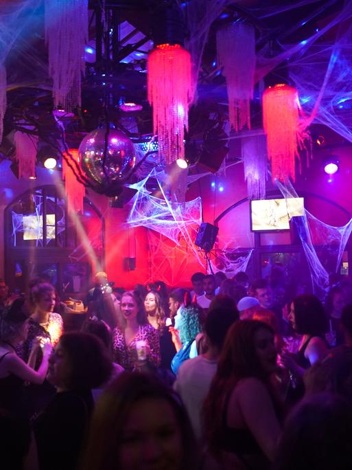 Zahlreiche Feiernde tanzen ohne Mundschutz auf einer Halloween-Grusel-Party in der Kulturbrauerei. In den Clubs der Hauptstadt wurde in Grusel-Kostümen gefeiert. In der Kulturbrauerei galten die 2G-Regeln.