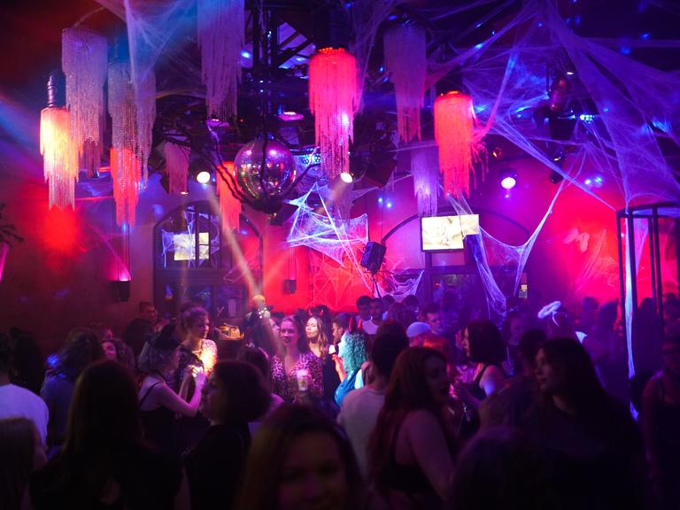 Zahlreiche Feiernde tanzen ohne Mundschutz auf einer Halloween-Grusel-Party in der Kulturbrauerei. In den Clubs der Hauptstadt wurde in Grusel-Kostümen gefeiert. In der Kulturbrauerei galten die 2G-Regeln.