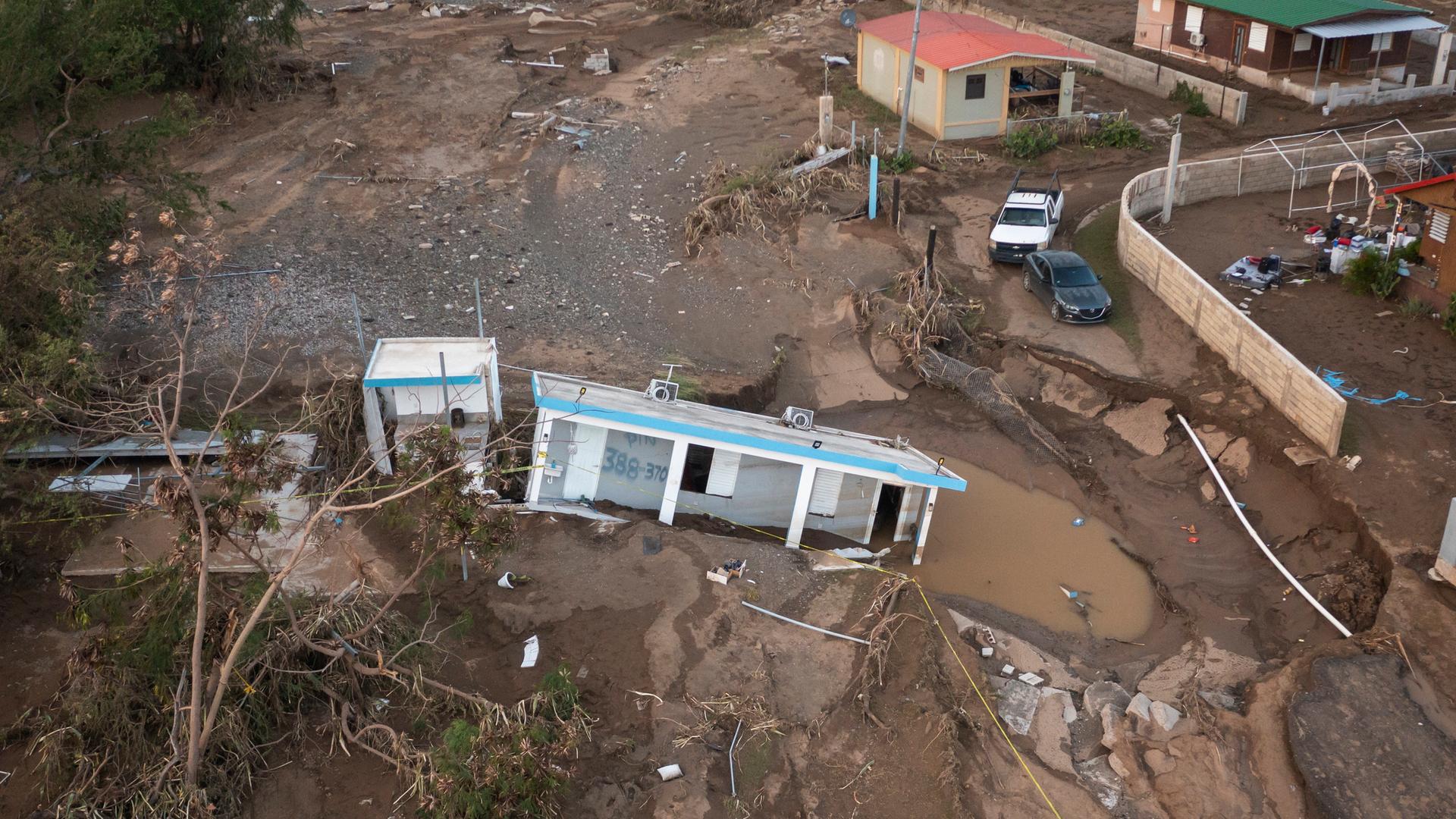 Ein zerstörtes Haus in Puerto Rico steckt im Schlamm, nachdem es vom Hurrikan Fiona weggespült wurde