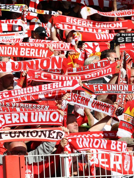 Fans von Union Berlin im Stadion an der Alten Försterei